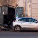 Arrivati al civico 174, notiamo un�antica palazzina con un portone in legno riverniciato di colore grigio